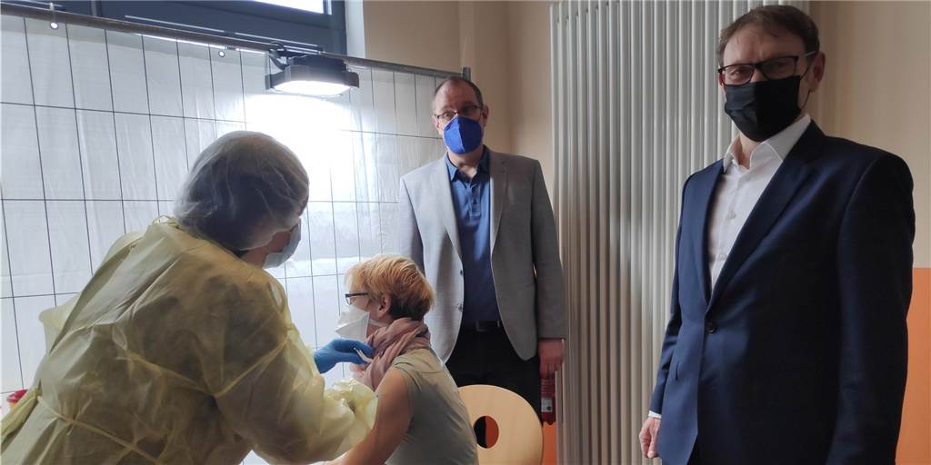 Mit Video: Neues Impfzentrum für Werne fährt erst langsam hoch Miriam Plomann erhält im neu entstandenen Impfzentrum ihre Booster-Impfung.