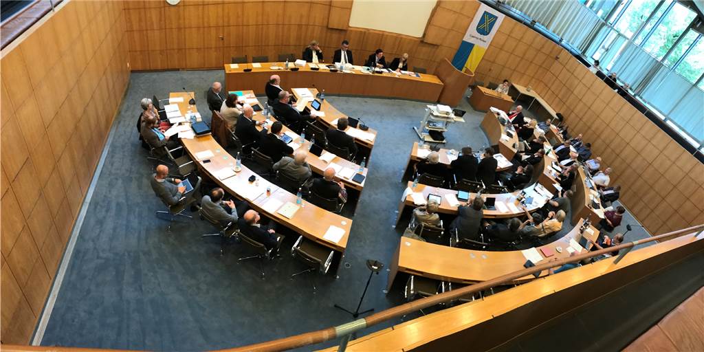 Castrop-Rauxeler Politiker fehlen bei Sitzungen – bekommen aber ihr Geld 412 Euro pro Monat streicht ein Ratsmitglied ein. Auch dann, wenn es nie zu Sitzungen erscheint. So entstehen der Stadt Kosten von im Jahr rund 350.000 Euro.