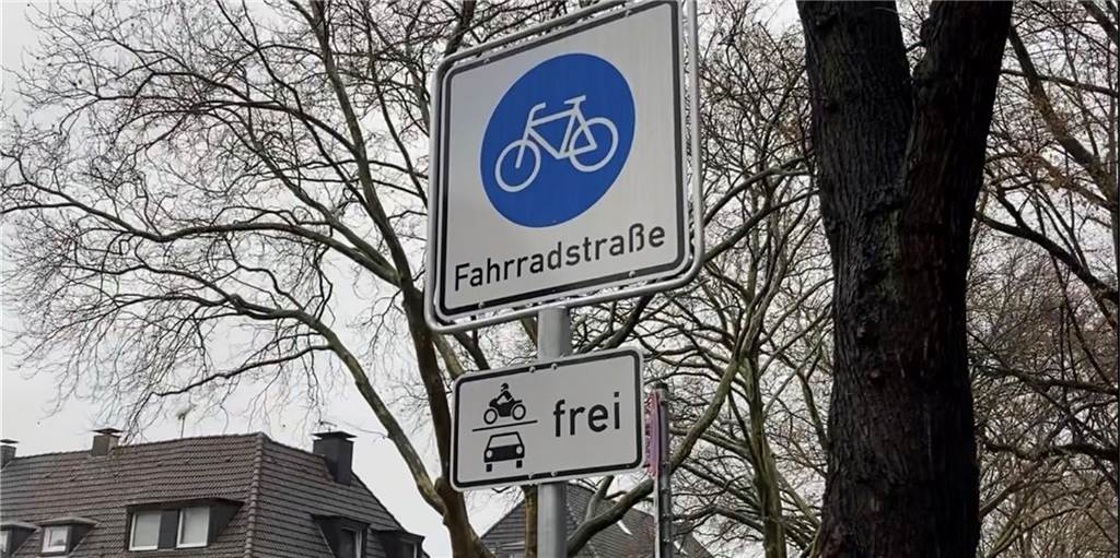 Halteverbot und Haifischzähne: Diese Regeln gelten auf der Fahrradstraße Halteverbot und Haifischzähne: Diese Regeln gelten auf der Fahrradstraße