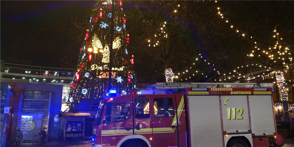 Weihnachtsmarkt Dortmund: Feuerwehr rückte aus zum großen Weihnachtsbaum Weihnachtsmarkt Dortmund: Feuerwehr rückte aus zum großen Weihnachtsbaum