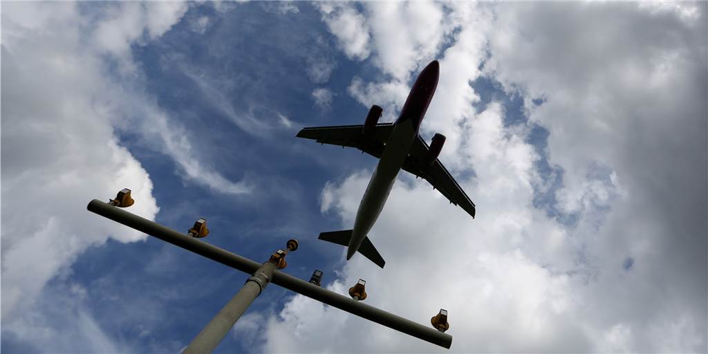 Flugzeug von Wizz Air geblendet: Polizei-Hubschrauber sucht Täter Flugzeug von Wizz Air geblendet: Polizei-Hubschrauber sucht Täter