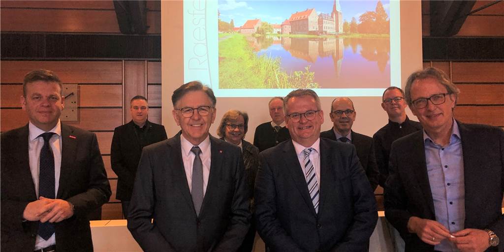 Gemeinde Raesfeld kauft das Wasserschloss Die Gemeinde Raesfeld kauft das Wasserschloss. Das wurde am Donnerstagmorgen im Rathaus bekannt gegeben.