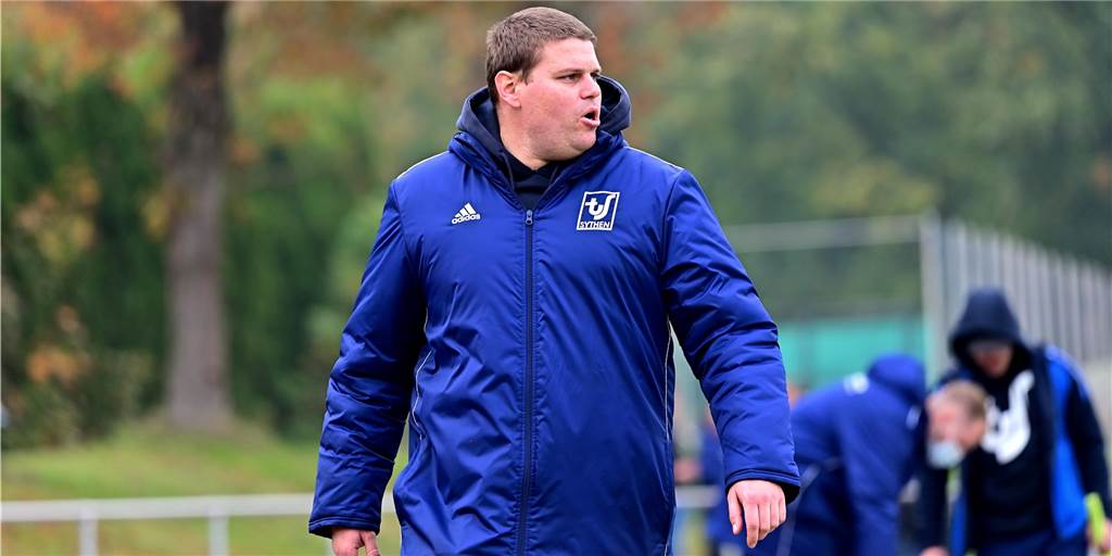 Sythens Trainer steht als Spieler im Kader - läuft er bald wieder auf? Sythens Trainer Dennis Schulz stand gegen den TuS 05 Sinsen II erstmals wieder im Kader, wechselte sich aber nicht ein.