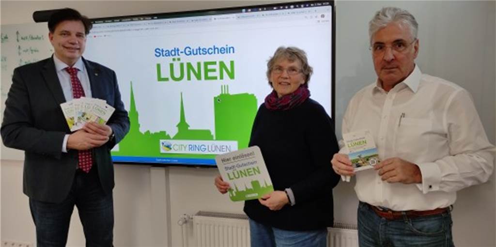 City-Ring Lünen bringt am Nikolaustag Stadt-Gutschein auf den Weg Helmut von Bohlen (l.), Vorstandsvorsitzender des City-Rings, und die Vorstandsmitglieder Carola Deinhart-Auferoth und Claus Gerdel, versprechen sich viel von der Einführung des Stadt-Gutscheins für den innerstädtischen Einzelhandel.