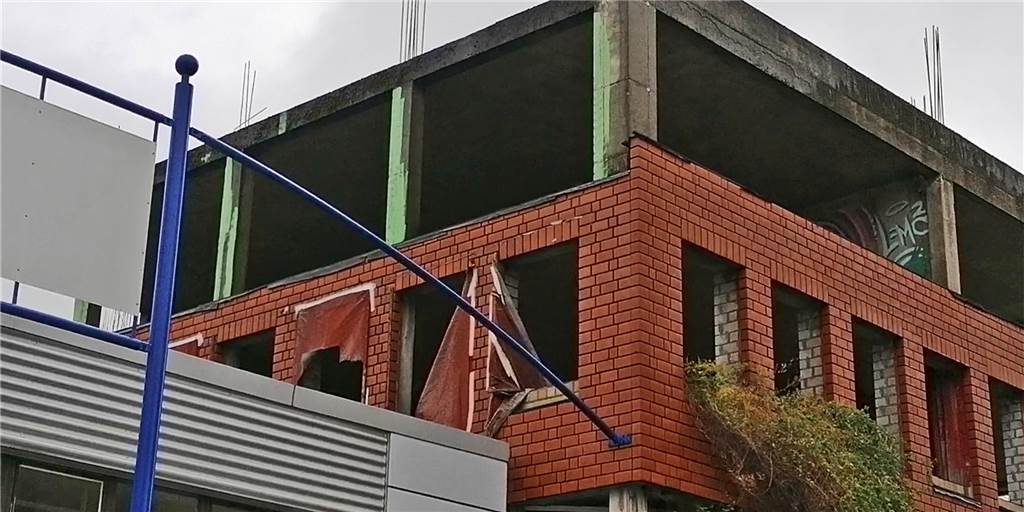 Bauruine: Zwangsversteigerung abgewendet – droht nun die Enteignung? Seit 25 Jahren steht die Ruine am Rande des Ortskerns. Am Donnerstag (2.12.) sollte sie mit Nachbargebäuden zwangsversteigert werden. Aber das Amtsgericht hob den Termin auf.