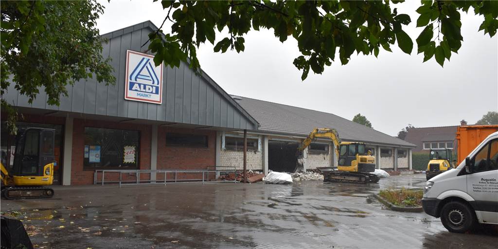 Fortschritte beim Aldi-Neubau in Ascheberg an der Lüdinghauser Straße Als Ausweichmöglichkeit für den Aldi gibt es an der Raiffeisenstraße das Verkaufszelt des Unternehmens.