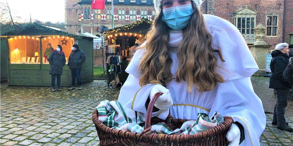 Raesfelder Adventsmarkt: Andrang hielt sich beim Start in Grenzen Einen Korb voller Süßigkeiten hat der Engel für die kleinen Besucher des Adventsmarktes auf Schloss Raesfeld dabei.