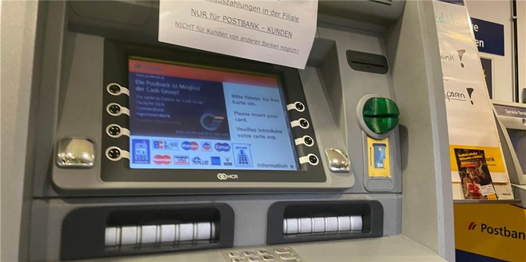 Geldautomaten-Mangel in der Castroper Altstadt: Wo gibt es Bargeld? Der Geldautomat der Postbank funktionierte nicht. Mittlerweile läuft er wieder.