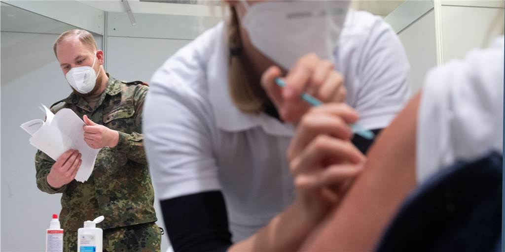 Impfquote: Dortmund unter den Top 5 der größten Städte Deutschlands Auch in Dortmund ist die Bundeswehr zur Unterstützung der Impftstationen eingesetzt. Dieses Foto ist in Stuttgart entstanden.