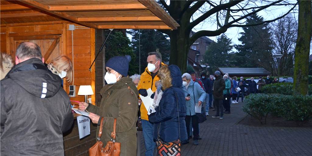 Halterner Hausarzt impft in der Kirche - Patienten sind glücklich Der erste Ansturm vor der Lambertus-Kirche löste sich schnell auf. Der Impftermin in der Lippramsdorfer Kirche war perfekt organisiert.