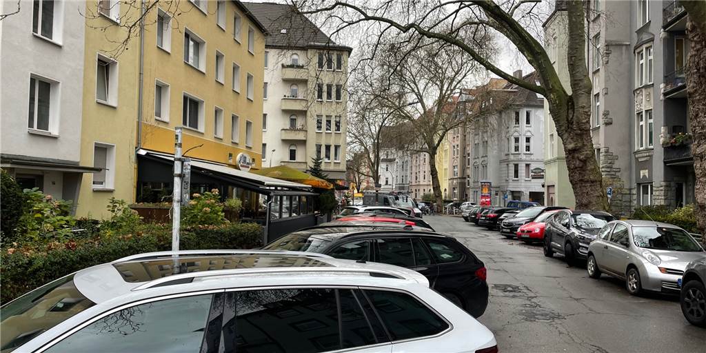 Wird aus dem Neuen Graben im Kreuzviertel bald eine Einbahnstraße? Restlos zugeparkt: Autos dominieren den öffentlichen Raum am Neuen Graben.