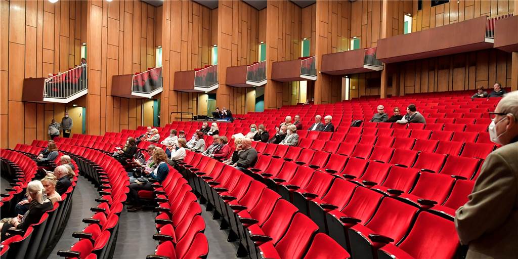 Das Hilpert-Theater am Mittwoch (1.12.) bei der Vorstellung "25km/h" im Rahmen der Serie II.