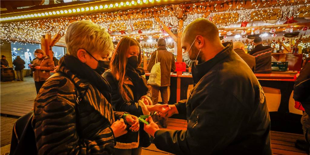 2G im Einzelhandel: In Dortmund gibt es dazu eine pfiffige Idee Besucher und Besucherinnen des Dortmunder Weihnachtsmarktes werden schon von Beginn an kontrolliert, ob sie geimpft oder genesen sind. Wer den Nachweis erbringt, erhält ein Bändchen. Nun gilt auch im Einzelhandel die 2G-Regel - und der Cityring hat eine Idee.