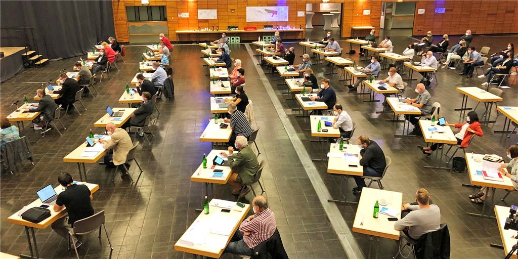 Anwesenheit im Stadtrat: Ein Mitglied war nur in einer von elf Sitzungen Die Ratssitzung am 24. Juni in der Europahalle: Zum zweiten Mal war der Rat wieder in voller Personalstärke vertreten. 94 Prozent der Ratsmitglieder kamen.