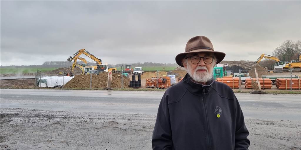 „Absolute Katastrophe“: Capeller ärgert sich über Verkehr am Netto-Neubau Gegenüber von Meinhard Tegelers Grundstück wird der Netto in Capelle gebaut. Dahinter das Neubaugebiet Wohr. Das sorgt für eine unsichere Verkehrssituation.