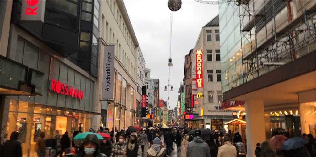 Wie voll ist die Dortmunder City am ersten 2G-Samstag? Regenwetter, neue 2G-Regel. Wie wirkt sich das auf den Shopping-Betrieb auf dem Westenhellweg aus?