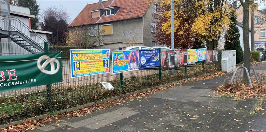 Plakatdschungel in Castrop-Rauxel: Wer wann und wo Werbung machen darf Kein ungewöhnliches Bild mehr in Castrop-Rauxel: Viele verschiedene Werbeplakate bedecken den Zaun.
