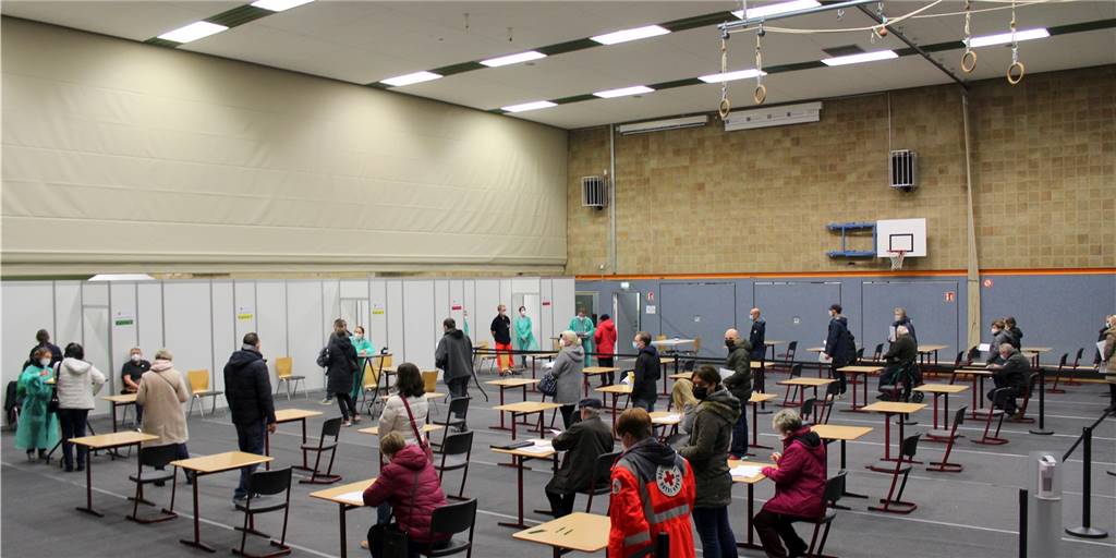 Mit Fotostrecke: Impf-Aktion in Ascheberg: Tausende Besucher erhalten Impfung in Sporthalle Impfaktion Sporthalle Ascheberg
