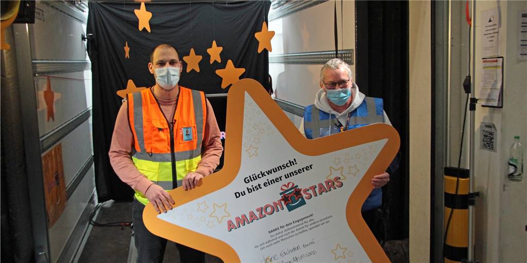 Mit Video und Fotos: Hohe Amazon-Auszeichnung für Martin Pausch: „Martin, du bist unser Star“ Wernes Amazon-Chef Ivan Saric (l.) und der geehrte Martin Pausch. Saric lobte: „Martin, du bis unser absoluter Star.“