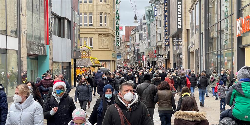 Gut gefüllter Westenhellweg am letzten verkaufsoffenen Sonntag des Jahres Am ersten Adventswochenende wurde es voll in der Dortmunder City – wie entwickeln sich die Besucherzahlen am letzten verkaufsoffenen Sonntag des Jahres?