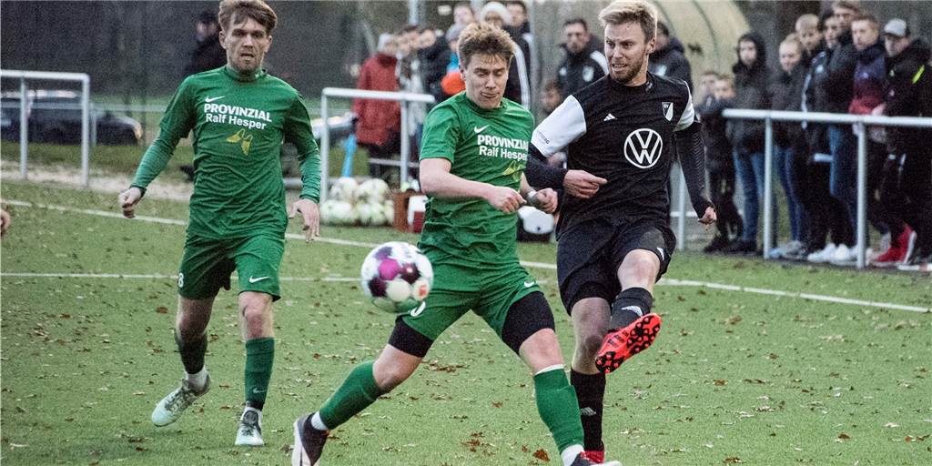 Starke Serie: Lippramsdorf gewinnt auch das siebte Heimspiel der Saison Lippramsdorfs Andre Kleine Kappenberg (r.) erzielte das 1:0 gegen den SV Zweckel beim 2:0-Sieg seiner Mannschaft.