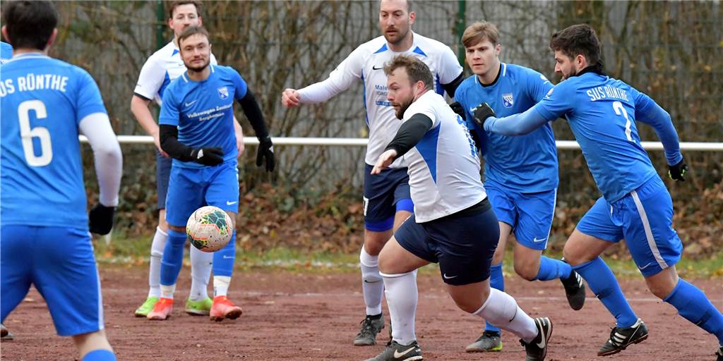Riesen-Proteste vom TuS Niederaden: „Das war eine komplett unsportliche Aktion“ Zwischen den Spielern von TuS Niederanden und SuS Rünthe gab es einige strittige Szenen.