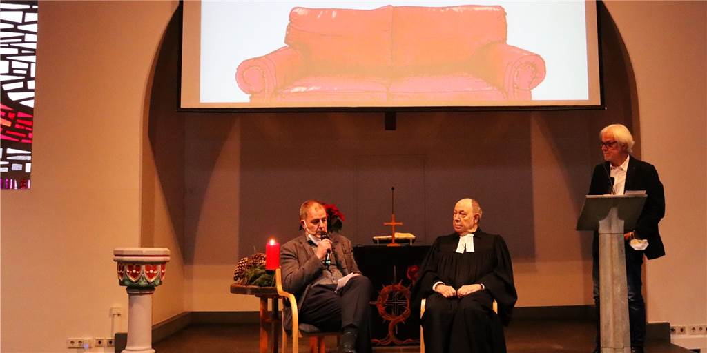 Rotes Sofa: Hochrangiger Theologe war zu Gast in Dorsten Dr. Jan Gerrit Voigt und Theologe Nikolaus Schneider stellten sich den Fragen von Lambert Lütkenhorst, Vorsitzender des Hospiz-Freundeskreises Dorsten.