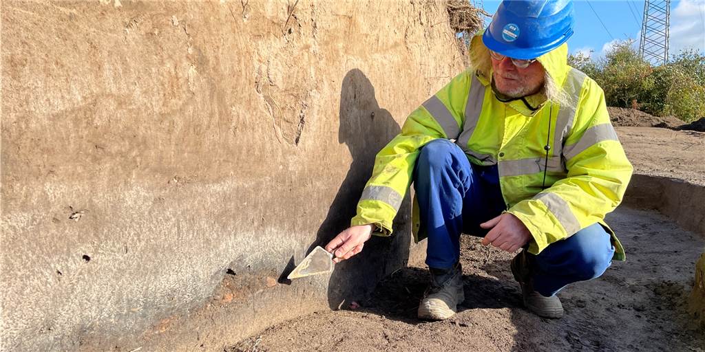 Grabungsfazit: Was fanden Archäologen an der Emscher in Castrop-Rauxel? Dr. Wolfgang Messerschmidt vor einem Bodenprofil: Hier war einmal ein toter Seitenarm der Emscher. Der Fluss spülte Keramikscherben hierher, die sich hier ablagerten und heute bei Ausgrabungen wiedergefunden werden.