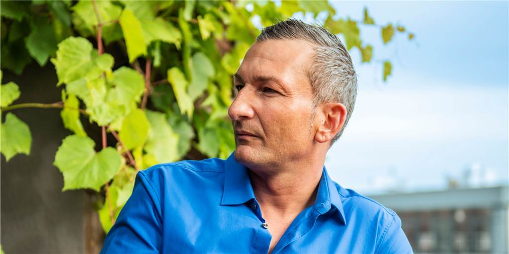 Kevin aus Dortmund arbeitet als Callboy. Seine Fähigkeit, sich gut auf neue Partnerinnen einzulassen, hat ihn zu dem Job gebracht.