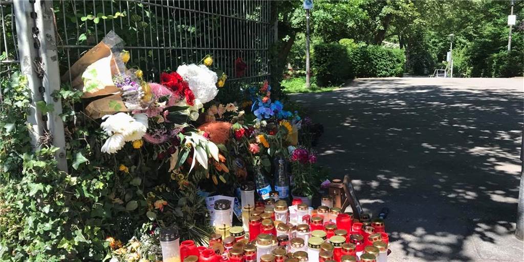 Tödlicher Streit im Westpark: 21-Jähriger starb nach Bauchschuss Eine relativ große Gedenkstätte ist an einem Eingang zum Westpark entstanden, nachdem ein 21-Jähriger dort erschossen worden war.