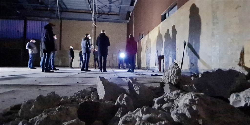 Millionen-Projekt Turnhalle: Zeitplan steht – Decke als Knackpunkt In der Kreuzschulen-Turnhalle hat sich mit Blick auf die Sanierung schon einiges getan, wie ein abendlicher Rundgang durch die Halle zeigt.
