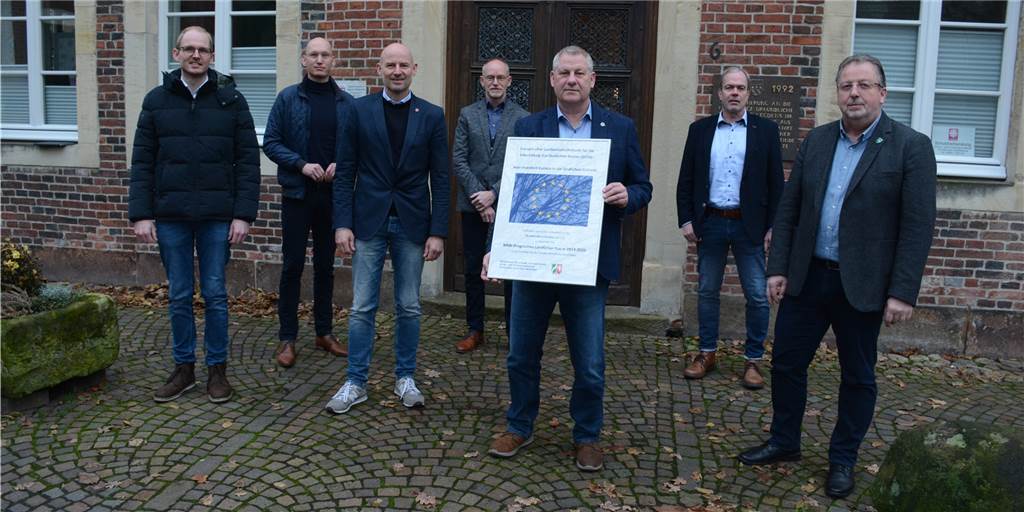 In Legden, Heek und Schöppingen gibt es jetzt Turbo-Internet auf der Hofstelle Freuen sich über Turbo-Internet in den Außenbereichen: Gerd Gevering (Geschäftsführer Epcan GmbH), Patrick Nettels (Geschäftsführer Muenet GmbH), Franz-Josef Weilinghoff (Bürgermeister Heek), Jürgen Göckeneyer (Allg. Vertreter des Bürgermeisters Legden), Dieter Berkemeier (Bürgermeister Legden), Jürgen Lammers (Leitung Fachbereich I Heek) und Franz-Josef Franzbach (Bürgermeister Schöppingen).