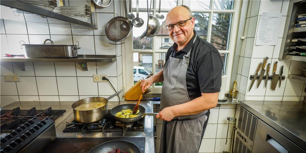 Leckere Entenkeule, ungewöhnliche Forelle für 1 Person: Weihnachts-Rezepte für Singles Mario Kalweit zeigt, wie Singles für sich selbst weihnachtliche Gerichte zaubern können.