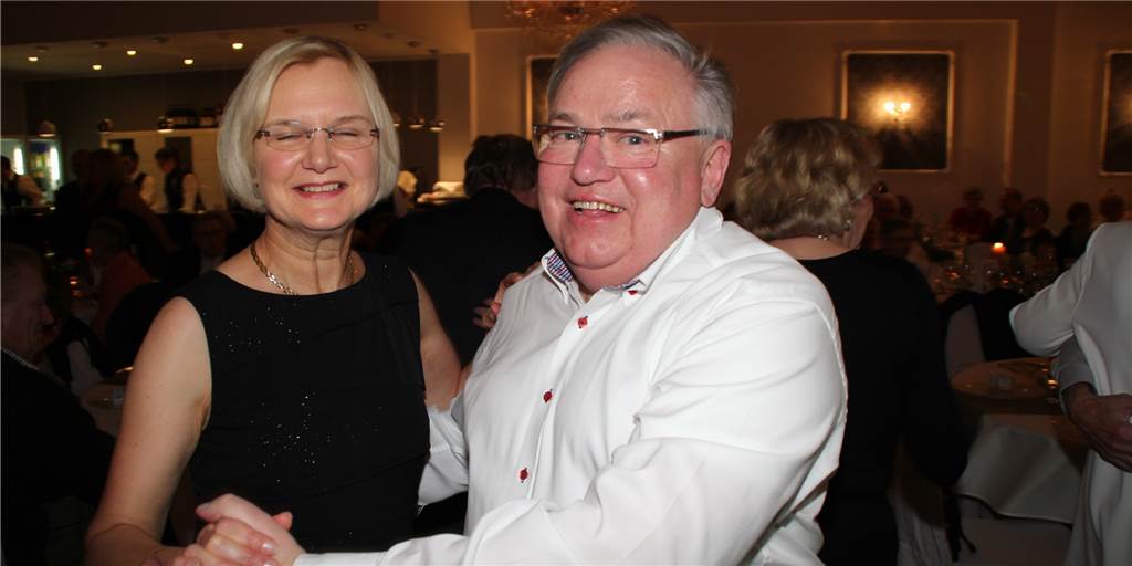 Stolzenhoff: Entscheidung über Silvester-Party 2021 fällt zeitnah Helmut und Anette Stolzenhoff auf der Tanzfläche bei einer früheren Silvesterfeier von Stolzenhoff. Ob es dieses Jahr eine Silvesterfeier geben wird, will man in Kürze entscheiden.