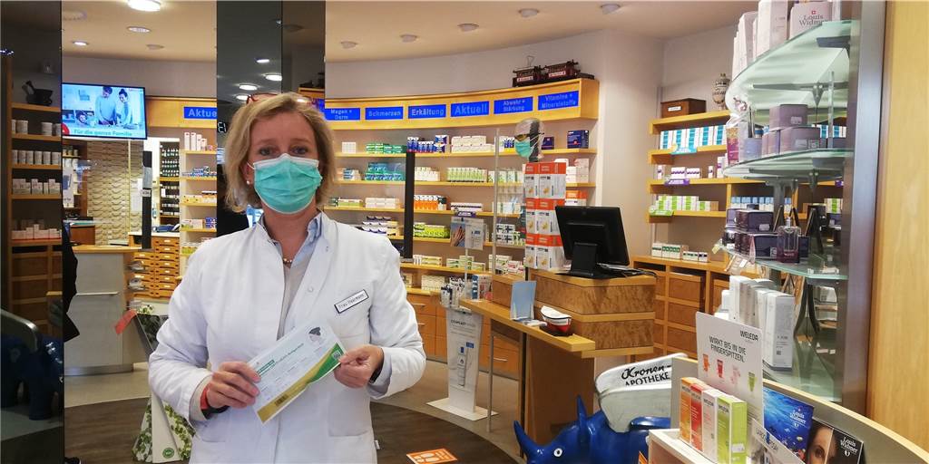 Corona-Schnelltests werden in Dortmund knapp - aber nur im Handel Barbara Haarmann arbeitet in der Kronen-Apotheke und gibt ihren Kunden Entwarnung: noch sind genügend Corona-Selbsttests vorhanden.
