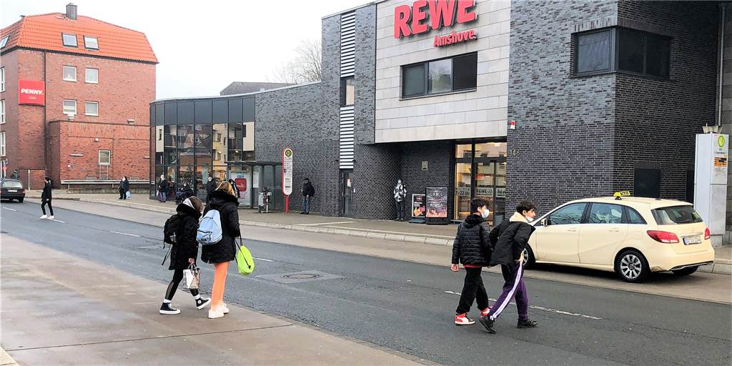 Schwerer Unfall: Wie gefährlich ist es zwischen Rewe und Busbahnhof? Immer wieder überqueren Passanten die Straße, ohne die nahegelegenenFußgänger- Ampeln zu nutzen.