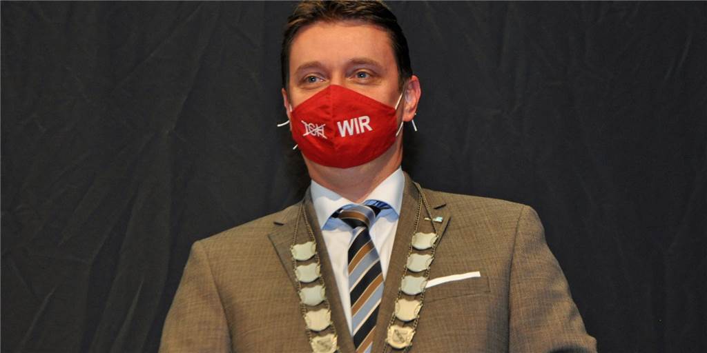 Gehalt und Nebeneinnahmen: Das hat Castrop-Rauxels Bürgermeister 2021 verdient Bürgermeister Rajko Kravanja mit dem Symbol seines Amtes, der Amtskette, und dem Symbol der Corona-Zeit, der Gesichtsmaske. Auf dem Archivbild noch mit der zunächst üblichen Alltagsmaske.