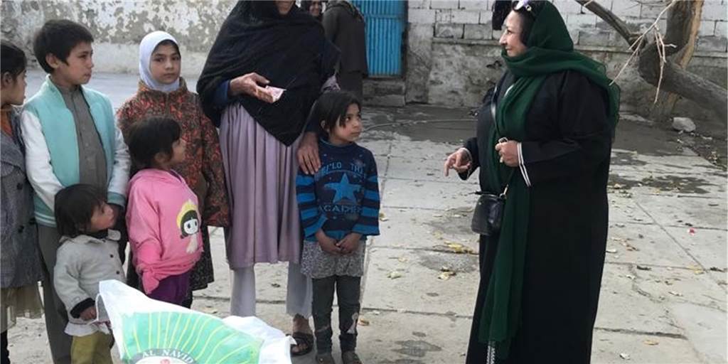 Latifa Saljuki aus Haltern in Afghanistan: Menschen weinen vor Freude Latifa Saljuki (r.) fährt in die afghanischen Dörfer und organisiert Lebensmittel. Die Hilfe wird dankbar angenommen.