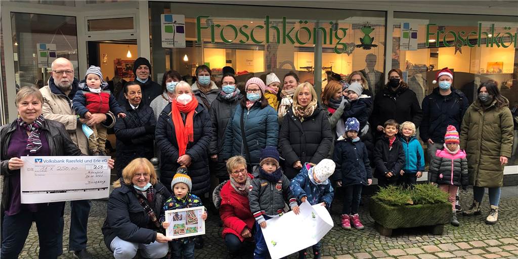 Froschkönig: Familien und Kinder profitieren von ehrenamtlicher Arbeit Viel Lob gab es von den Mitarbeitern und Mitarbeiterinnen der Kitas und Kindertagespflege-Einrichtungen für den Raesfelder Froschkönig. Die 16 ehrenamtlich arbeitenden Frauen dort unterstützen die Kinder mit insgesamt 2750 Euro.