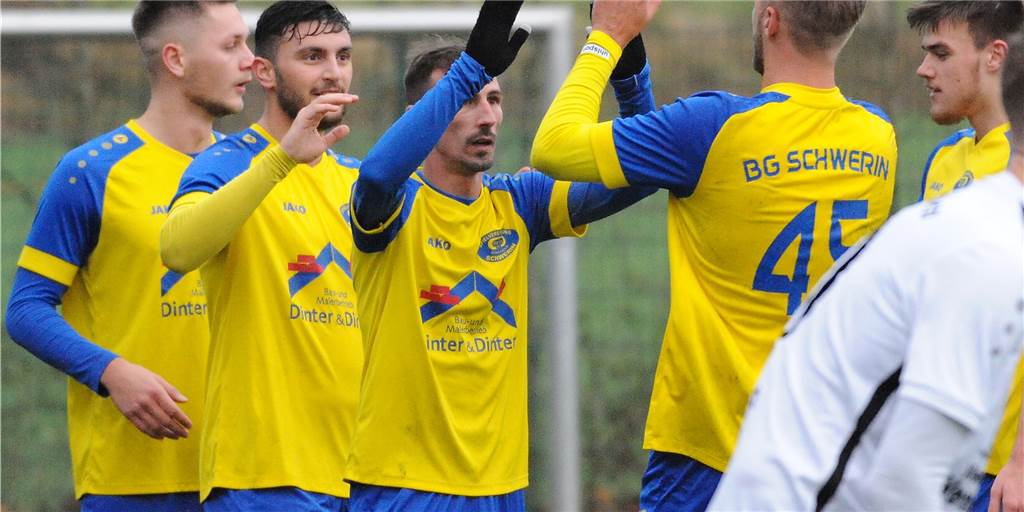 Nach Misserfolgen gegen Kellerkinder: Spvg Schwerin feiert jetzt mit Bier, Musik und guter Stimmung Die Bezirksliga-Fußballer der Spvg Schwerin konnten am 14. Spieltag einen 2:0-Sieg gegen Titelanwärter FC Nordkirchen bejubeln.