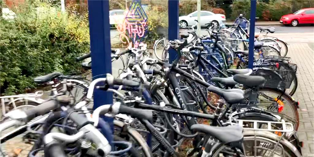 Radfahrer sollen rund um den Ahauser Bahnhof neue Wege bekommen Die neue Abstellanlage soll Platz für insgesamt 50 Räder direkt am Ahauser Bahnhof bieten. Einigen Politikern war das noch zu wenig.