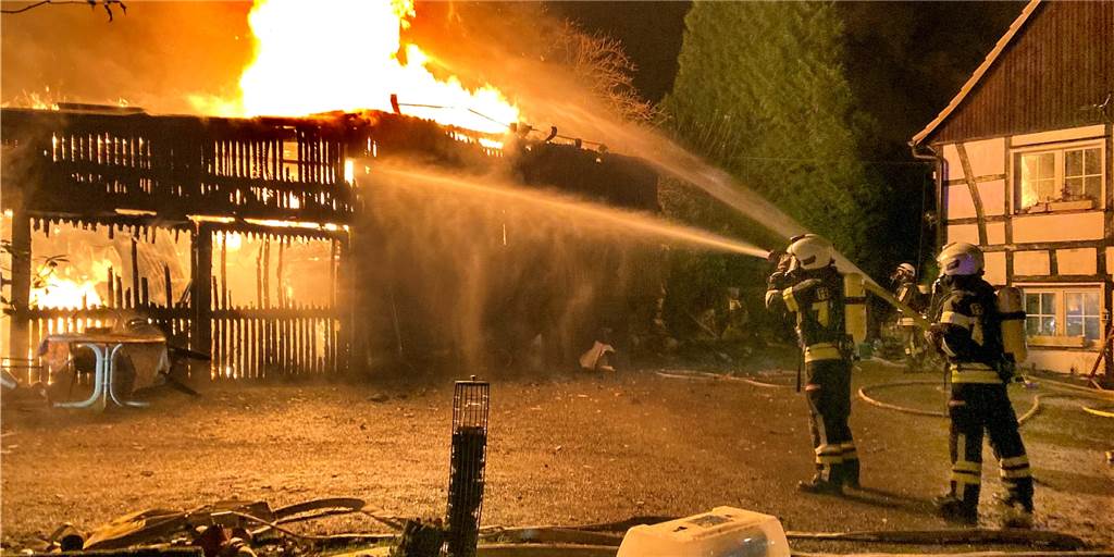 Großbrand vernichtet Requisiten: Historische Spiele im Elsebad in Gefahr Durch ihr schnelles Eingreifen konnten die Feuerwehr ein Übergreifen der Flammen von der Scheune auf das benachbarte Wohnhaus verhindern.
