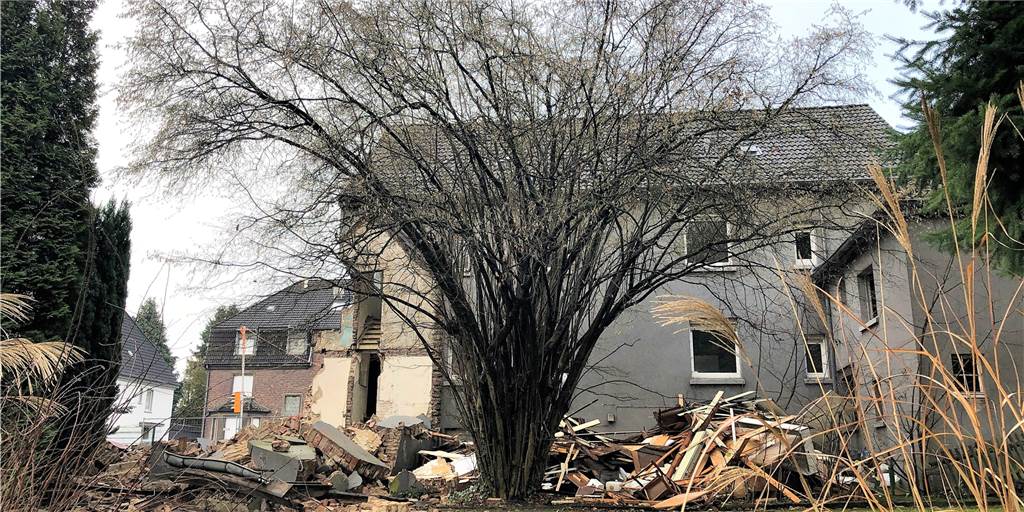 Schrott-Immobilien im Dortmunder Westen: Der Abriss hat begonnen Die verwahrlosten Häuser standen einige Jahre leer. Nun werden sie abgerissen, weil neuer Wohnraum geplant ist.