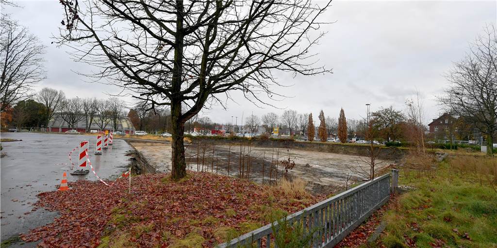 Mercedes-Fläche in Lünen: Wichtiger Schritt auf dem Weg zur Bebauung Grau liegt die ehemalige Mercedes-Fläche in Lünen im Regen. Im nächsten Jahr sollen dort die Bagger rollen.