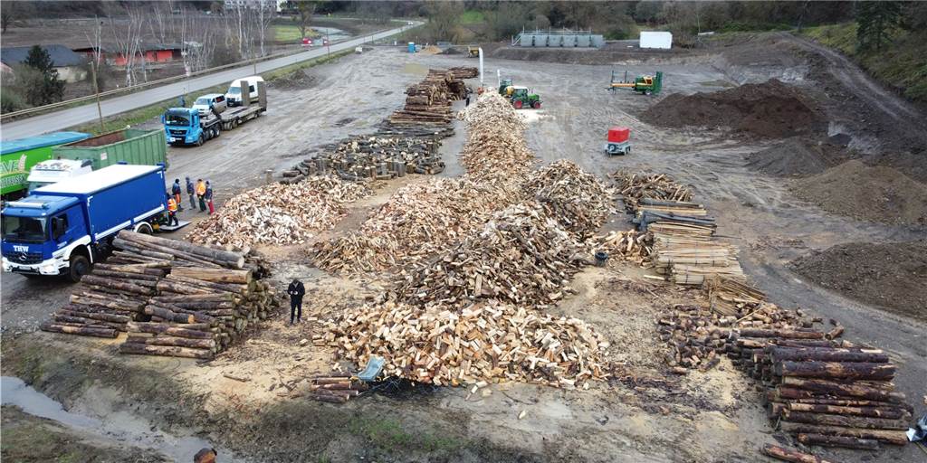 Landwirte spenden Hunderte Kubikmeter Brennholz für Hochwasserregion Hunderte Kubikmeter Brennholz werden im Ahrtal benötigt, um über den Winter zumindest für ein bisschen Wärme in den von der Flut zerstörten Häusern zu sorgen. Insgesamt 550 Kubikmeter haben Landwirte in Graes, Ahaus, Wüllen, Heek-Ahle und Vreden schon gesammelt – und ins Ahrtal gefahren.