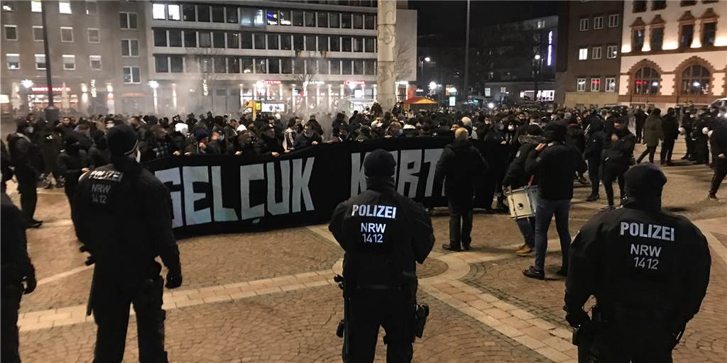 Live vom Polizei-Großeinsatz: Besiktas-Fans zogen zum Dortmunder Stadion Die Fans von Besiktas Istanbul hatten sich auf dem Friedensplatz versammelt. Von dort aus startete der Fan-Marsch zum Stadion. Die Polizei sichert den Bereich ab.
