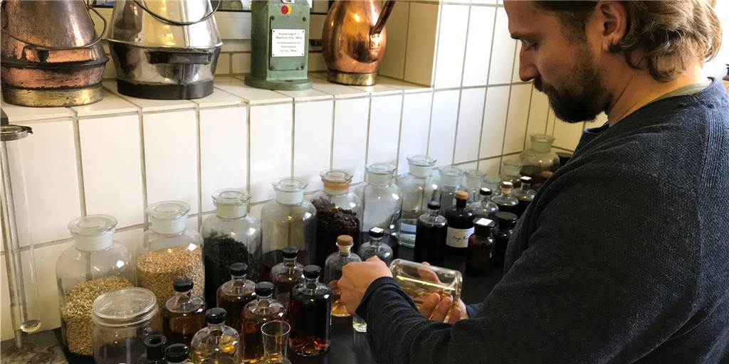 Mit Video: So brennt die Werner Brennerei Ehringhausen ihren Korn und Co. Georg Glitz-Ehringhausen in der "Mixküche" der Brennerei. Hier wird viel ausprobiert rund um Kräuter und Aromen. Die Brennerei produziert nicht bloß Korn, sondern unter anderem auch Gin und Liköre.