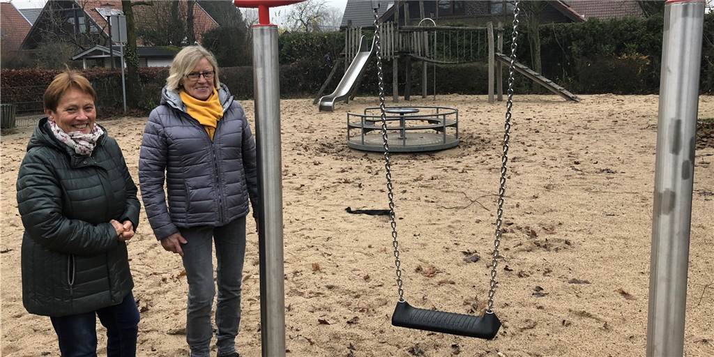 Anwohnerinnen empfinden Schaukel als „öffentliches Ärgernis“ Marlies Zdarta (l.) und Maria Pass wünschen sich, dass die Gemeinde am Spielplatz "Thiespatt" mehr Engagement zeigt.