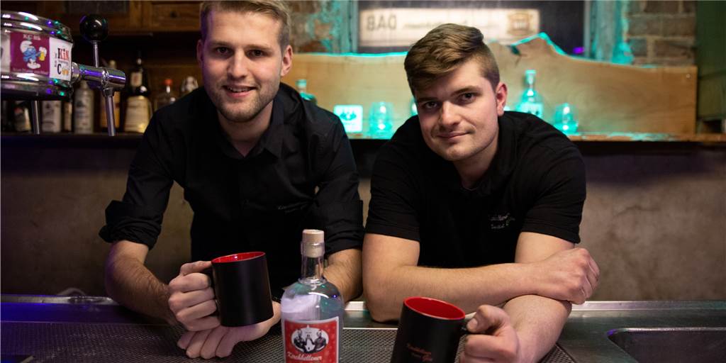 Kirchhellener Gin: Wie aus dem Hobby ein Business wächst Julian Knipping und Henning Rottmann freuen sich über den großen Erfolg ihres Gins.