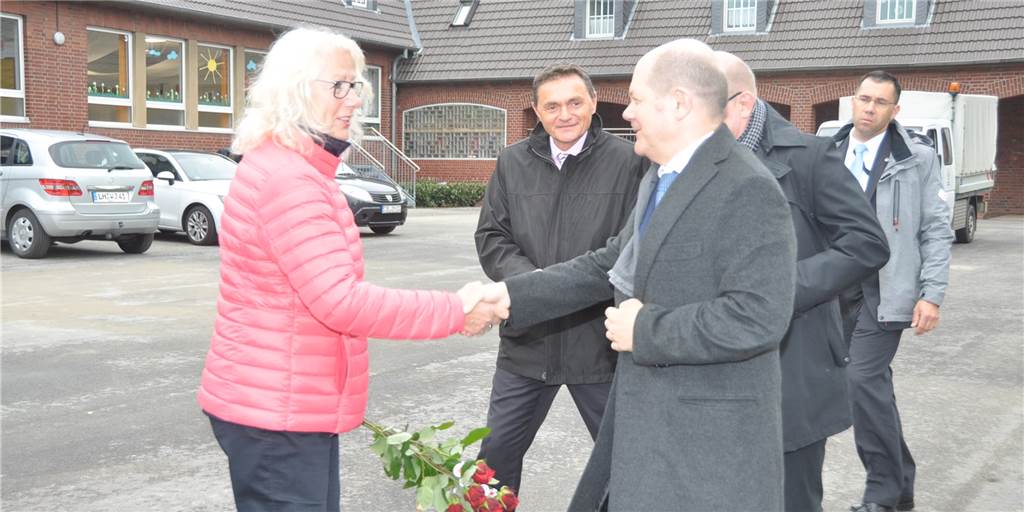Als der jetzige Bundeskanzler Olaf Scholz zu Besuch in Capelle war Ein Bild mit Symbolkraft: SPD-Ratsvertreterin Petra Schröer begrüßte den Hamburger Bürgermeister Olaf Scholz 2017 bei dessen Besuch in Capelle mit Blumen. Blumen bekam Scholz auch am Mittwoch, 8. Dezember, nachdem er zum Bundeskanzler gewählt worden war.